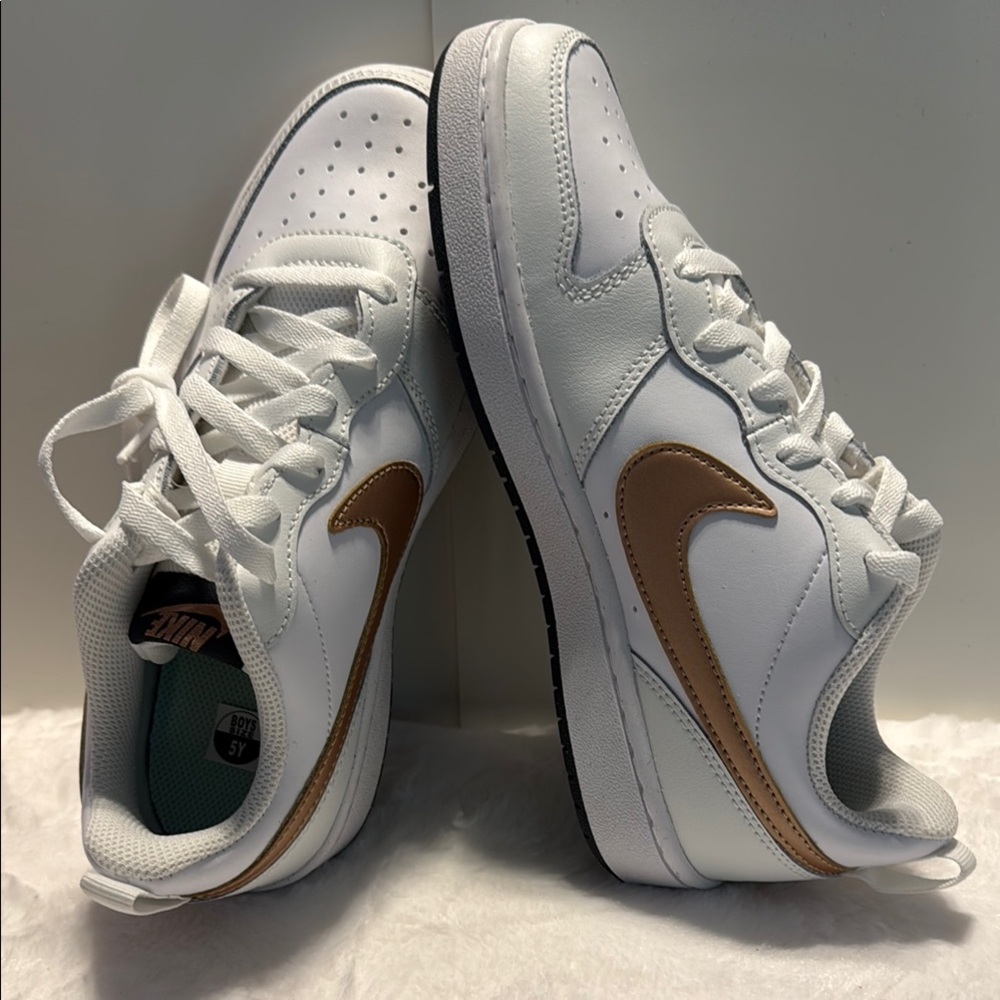 Nike Court Borough Low 2 (GS) Grade School size 5Y NEW.